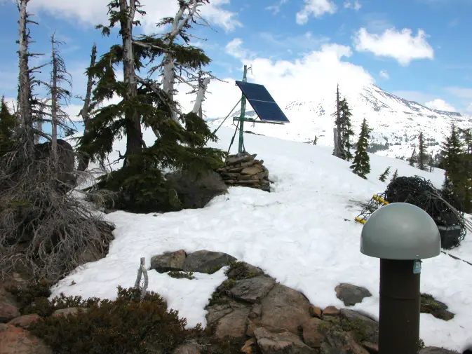 A GPS station in the mountains of Oregon. Image Credit: Wikimedia Commons