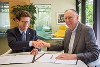 GICHD director Stefano Toscano and Esri president Jack Dangermond signed a memorandum of understanding (MOU) strengthening the organizations' partnership to eliminate land mines and explosive remnants of war through the power of geography. Credit: ESRI