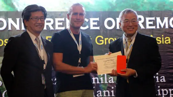 Prof. Kohei Cho and Prof. Peter T. Y. Shih present the Green Asia Award