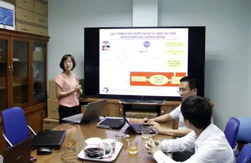 Dr Nguyen Thi Nhat Thanh talks about APOM (air pollution management) system. Credit: VietNamNet Bridge