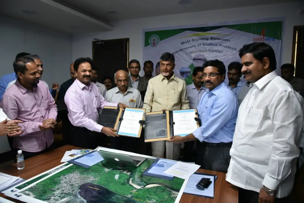 Director, SDSC SHAR /ISRO and Special Chief Secretary to Government (FAC) (Marketing), Govt. of Andhra Pradesh exchanging MoU in the presence of Hon’ble Chief Minister of Andhra Pradesh and Chairman, ISRO on March 15, 2017 at Vijayawada