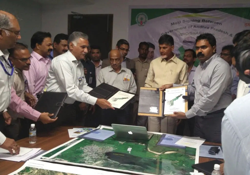 Deputy Director, RSAA, NRSC/ISRO and Commissioner, Disaster Management, Govt. of Andhra Pradesh exchanging MoU in the presence of Hon’ble Chief Minister of Andhra Pradesh and Chairman, ISRO on March 15, 2017 at Vijayawada